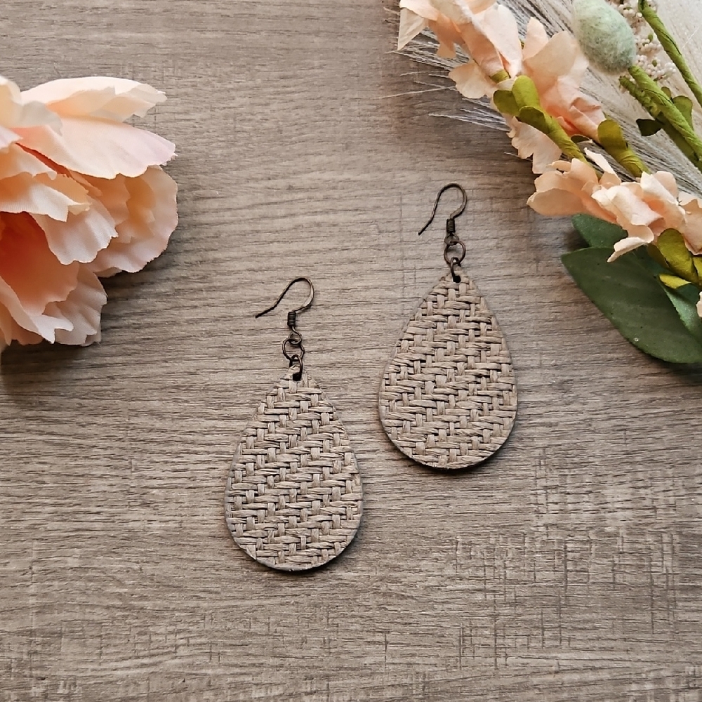 Elegant Woven Teardrop Earrings in Gray
